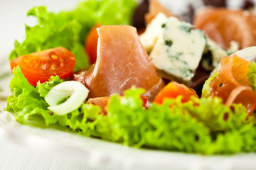Salad with prosciutto crudo and blue cheese
