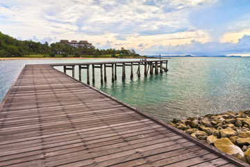 Obraz premium The bridge stretches out to sea in Thailand.