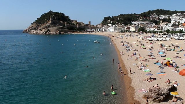 Playa  y murallas de Tossa de Mar, Costa Brava, Catalu&ntilde;a, Espa&ntilde;a