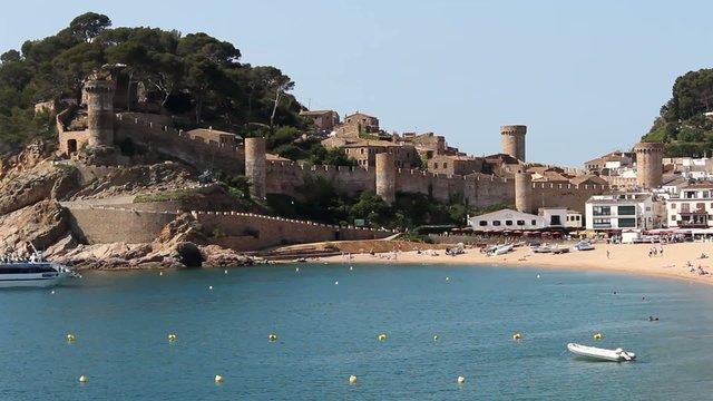 Playa  y murallas de Tossa de Mar, Costa Brava, Catalu&ntilde;a, Espa&ntilde;a