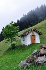 Fototapeta na wymiar Kleine Kapelle am Oberbichl