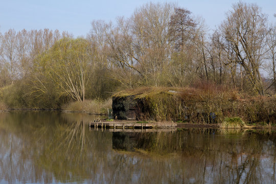 Hutte de chasse au bord d'un &eacute;tang