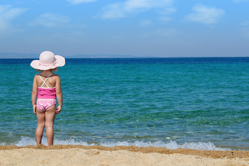 Fototapeta na wymiar little girl looking at sea