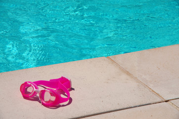 Fototapeta na wymiar różowe okulary i basen
