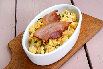 Rührei mit gebratenem Speck in einer Schale
