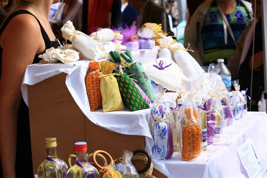 au march&eacute; &eacute;tal de sachets de lavande