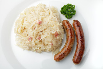 Nürnberger Rostbratwürstchen mit Sauerkraut