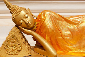 buddhistische liegende Figur