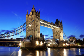 Fototapeta na wymiar Wieczór Tower Bridge, London, GB