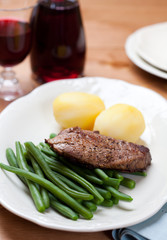Beefsteak with french beans and potatoes