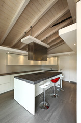 cucina moderna aperta con tre sgabelli