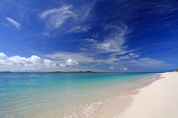 Fototapeta premium 美しいビーチに打ち寄せる波と青い空