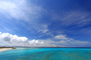 美しいサンゴ礁の海と青い空