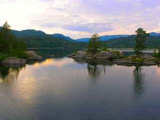 Fototapeta na wymiar Jezioro w norweskich górach