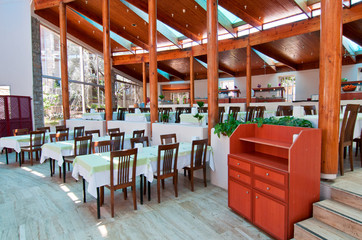 Fototapeta na wymiar Empty restaurant awaiting visitors.
