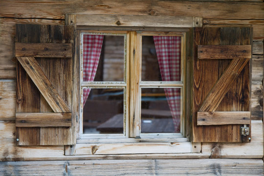 Fototapeta Fototapeta Okno chaty górskiej w Południowym Tyrolu na ścianę