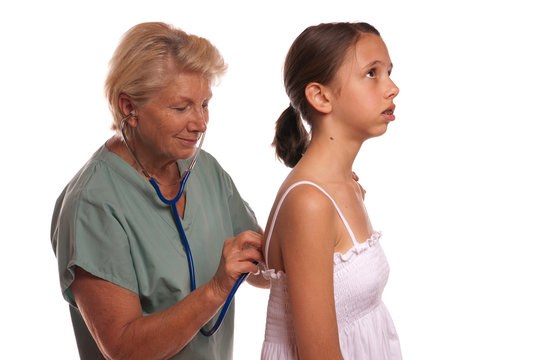 M&eacute;decin &eacute;coute la respiration de la patiente