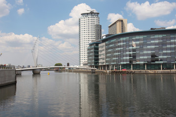 Fototapeta na wymiar Nowoczesne budynki w Manchester w Salford Quay