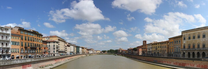 Fototapeta na wymiar panoramic view of Pisa with Arno river