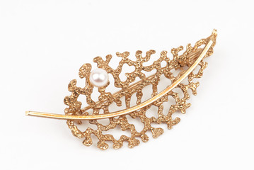 broche en forme de feuille