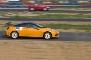 Fototapeta na wymiar Szybki samochód w wyścigu