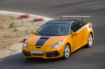 Selbstklebende Fototapeten Schnelles Auto in einem Rennen © svand