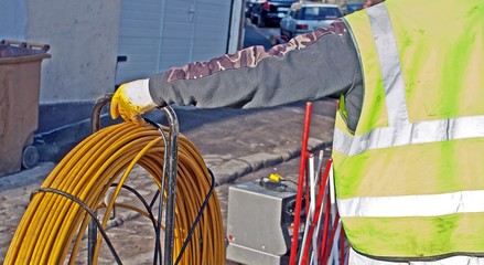 travaux dans les égoûts, technicien en attente des odres