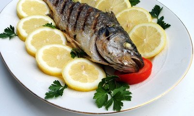 pesce cotto alla griglia con fette di limone