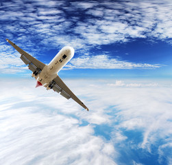 Fototapeta na wymiar Samolot nad chmurami