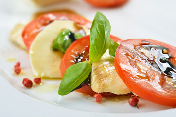 Kalte Platte mit Tomate-Mozzarella