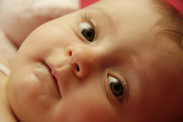 bambina occhi grandi