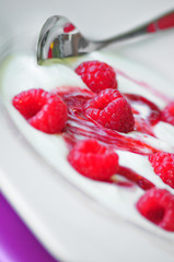 Frische Himbeeren auf Naturjoghurt