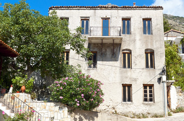 Fototapeta na wymiar Tradycyjny grecki dom na wyspie w Grecji Samothráki