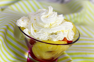 Obstsalat , gemischt,mit Schlagsahne