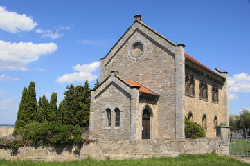 Fototapeta na wymiar Dorfkirche im romanischen Stil