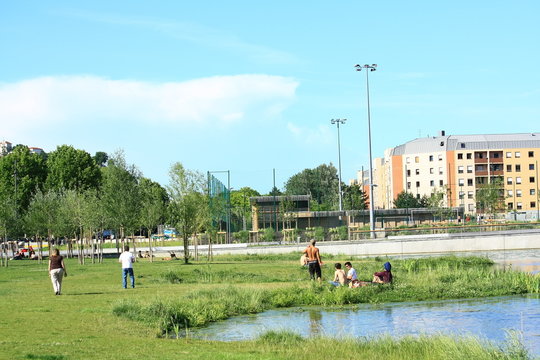 Lyon - France : lac et parc du nouveau quartier des confluences