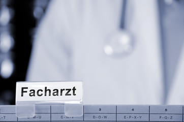 Arzt hält Akte in der Hand - Facharzt