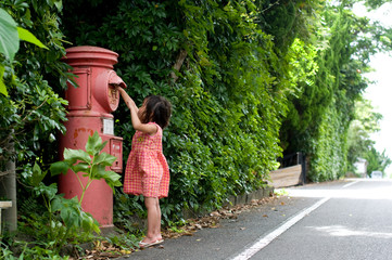 郵便を出す女の子