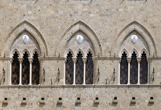 tre trifore con colonne a Siena in Toscana