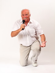 Sänger knieend mit Mikrofon