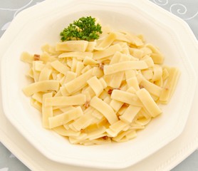 Tallarines con salsa carbonara