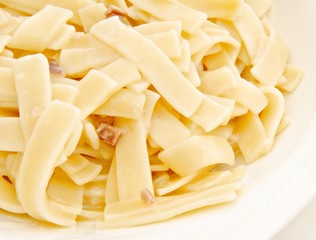 Tallarines con salsa carbonara