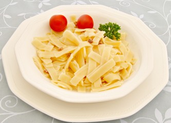 Tallarines con salsa carbonara