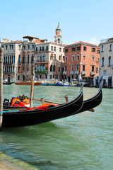 Fototapeta na wymiar Widok na Canal Grande w Wenecji z dwóch gondoli.