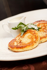 Cheese pancakes with sour cream