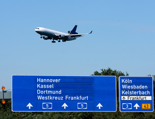 Fluzeug im Landeanflug über Autobahn