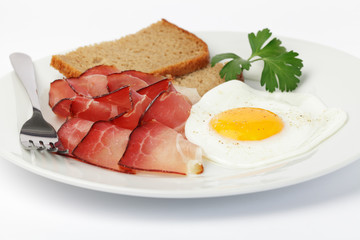 Spiegelei mit rohen Schinken und Graubrot