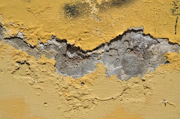 flaking, peeling yellow wallplaster