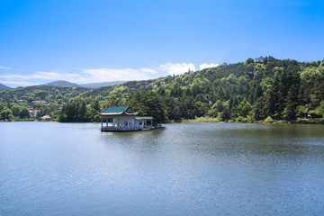 Fototapeta na wymiar pawilon w jeziorze w okresie letnim