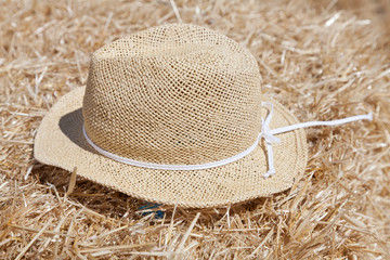 sombrero campestre encima de la paja